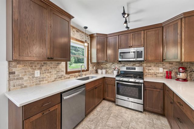 6911 Ticonderoga Trail, Eden Prairie, MN 55346