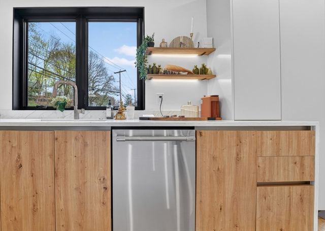 8 Noanett Rd, Needham, MA 02494