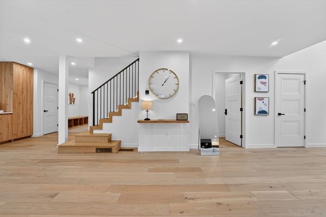 8 Noanett Rd, Needham, MA 02494