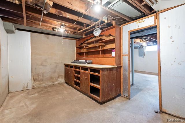 28441 Jahns Drive, Roseville, MI 48066