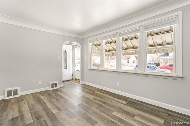 28441 Jahns Drive, Roseville, MI 48066