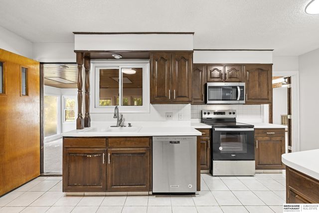 8915 Valley Street, Omaha, NE 68124