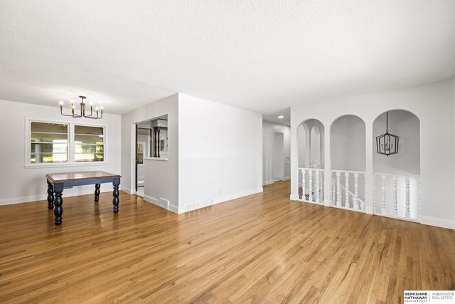 8915 Valley Street, Omaha, NE 68124