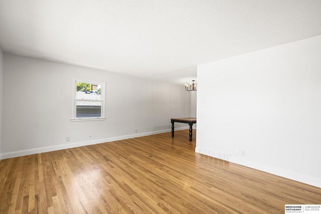 8915 Valley Street, Omaha, NE 68124