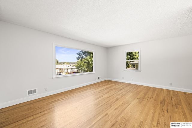 8915 Valley Street, Omaha, NE 68124