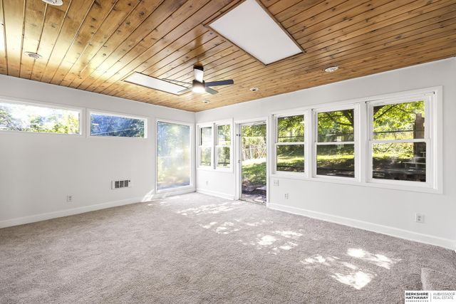 8915 Valley Street, Omaha, NE 68124