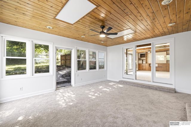 8915 Valley Street, Omaha, NE 68124