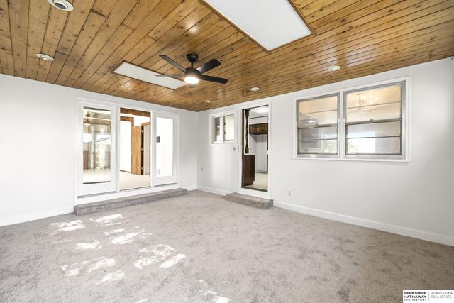 8915 Valley Street, Omaha, NE 68124