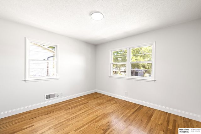 8915 Valley Street, Omaha, NE 68124