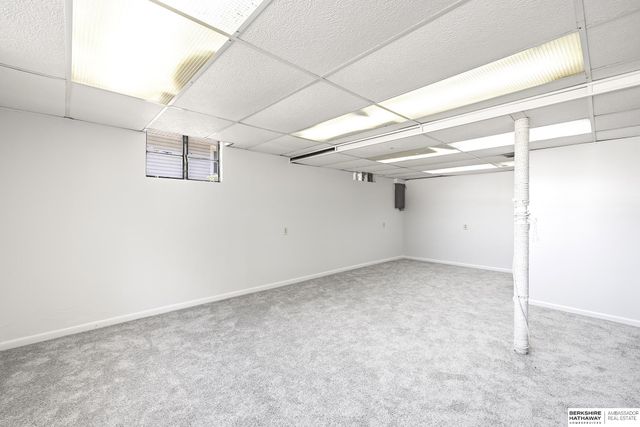 8915 Valley Street, Omaha, NE 68124