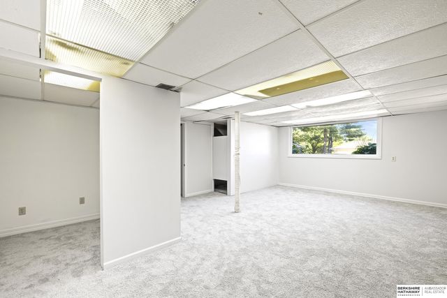 8915 Valley Street, Omaha, NE 68124