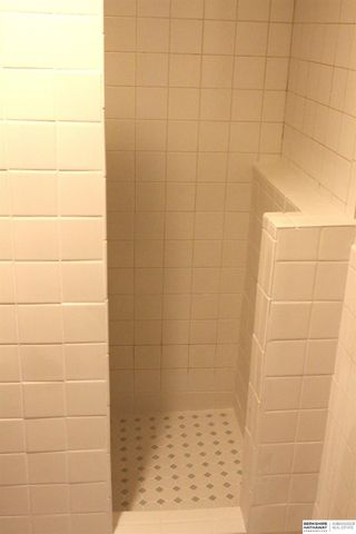 8915 Valley Street, Omaha, NE 68124