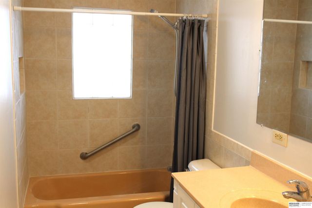 8915 Valley Street, Omaha, NE 68124