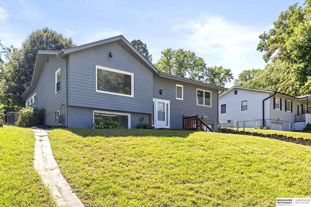 8915 Valley Street, Omaha, NE 68124