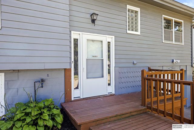 8915 Valley Street, Omaha, NE 68124