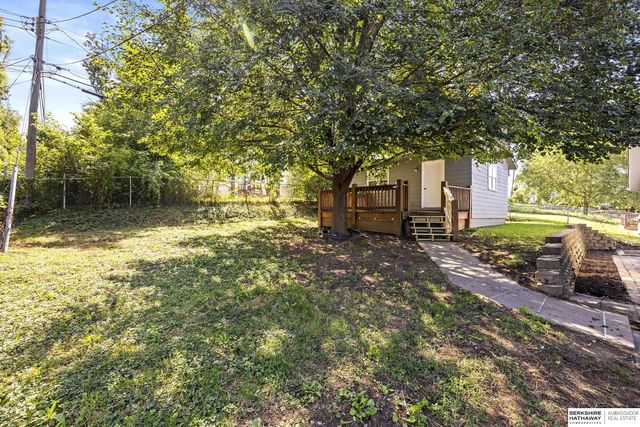 8915 Valley Street, Omaha, NE 68124