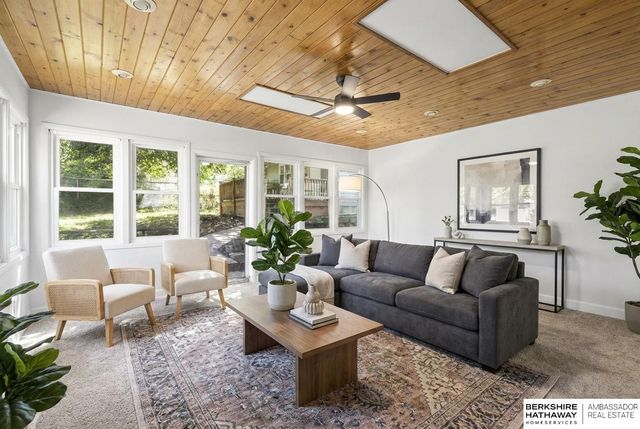 8915 Valley Street, Omaha, NE 68124