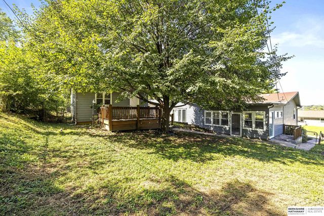 8915 Valley Street, Omaha, NE 68124