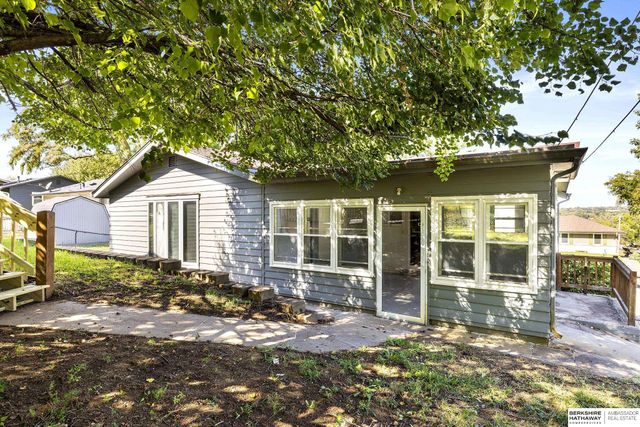 8915 Valley Street, Omaha, NE 68124