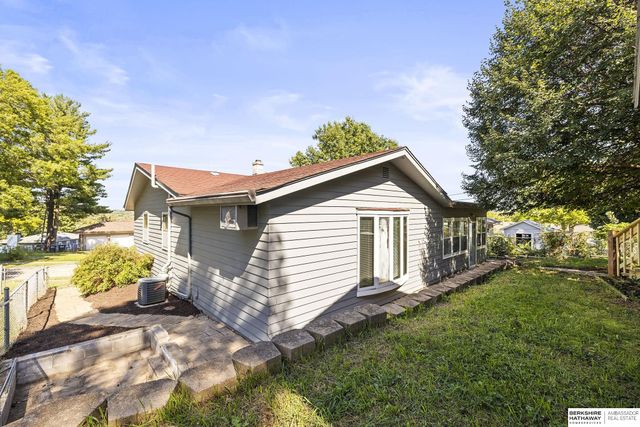 8915 Valley Street, Omaha, NE 68124