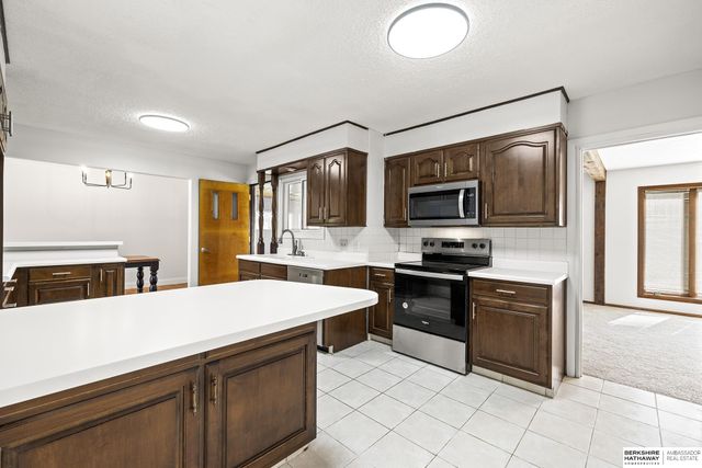 8915 Valley Street, Omaha, NE 68124