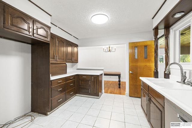 8915 Valley Street, Omaha, NE 68124