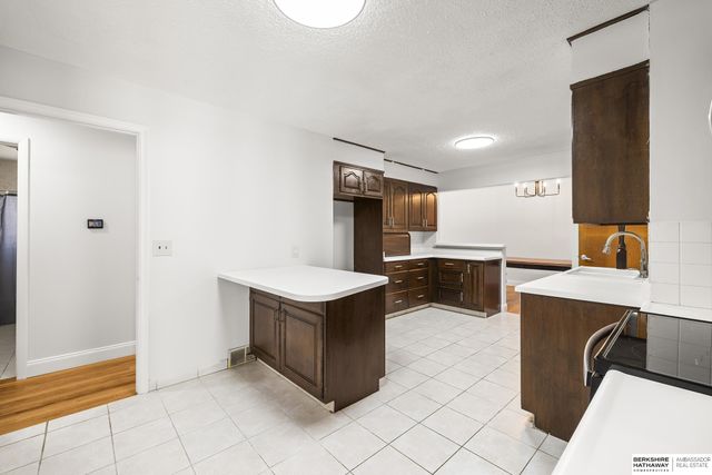 8915 Valley Street, Omaha, NE 68124