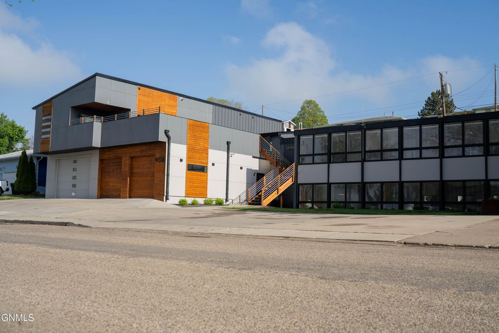 906 2nd Street NW, Mandan, ND 58554 photo 2