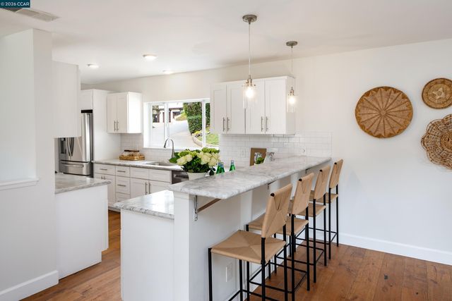 28 Southwood Dr, Orinda, CA 94563