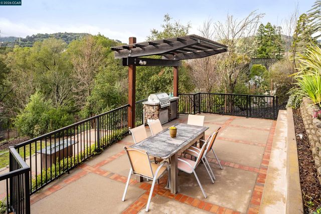 28 Southwood Dr, Orinda, CA 94563