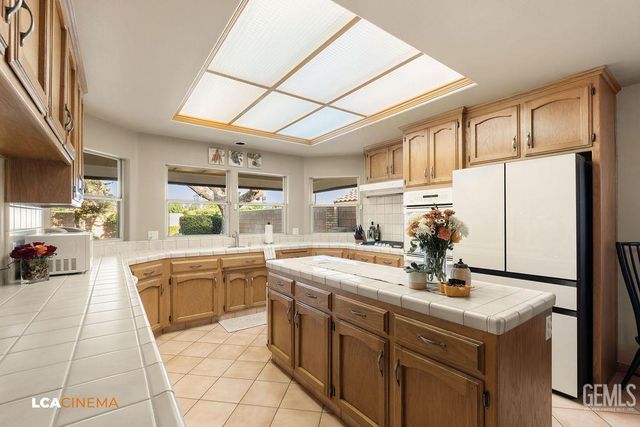 2512 Oak View Court, Bakersfield, CA 93311