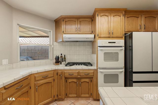 2512 Oak View Court, Bakersfield, CA 93311