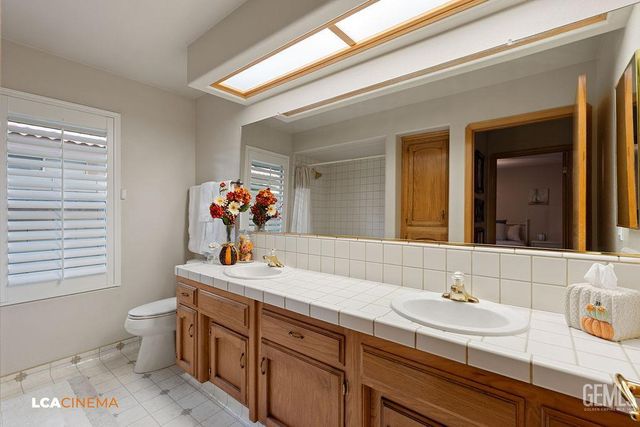 2512 Oak View Court, Bakersfield, CA 93311