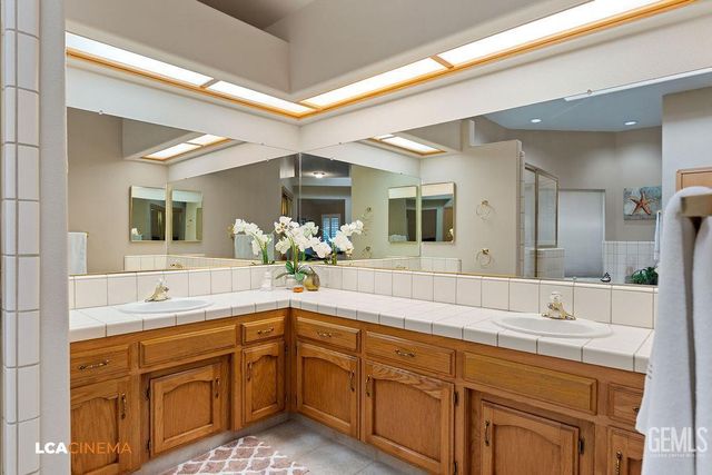 2512 Oak View Court, Bakersfield, CA 93311