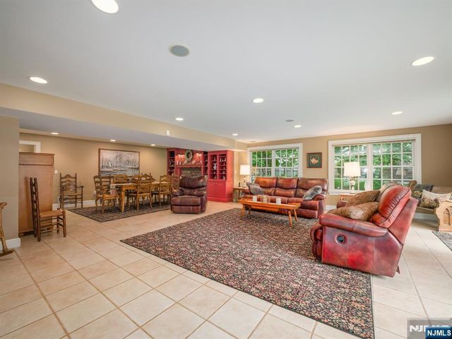 37 Roosevelt Boulevard, North Caldwell, NJ 07006