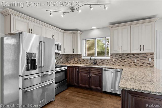 4630 Commerce Woods Drive, Commerce Charter Township, MI 48382