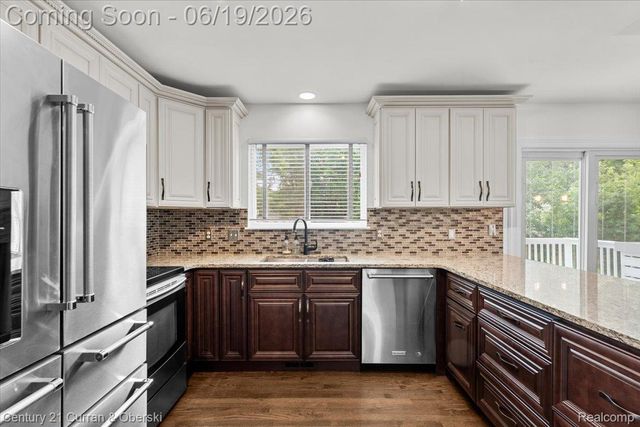 4630 Commerce Woods Drive, Commerce Charter Township, MI 48382