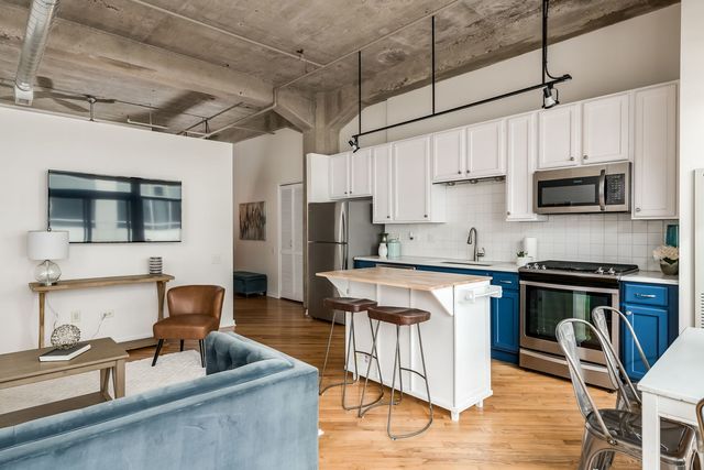 210 S Desplaines Street 402, Chicago, IL 60661