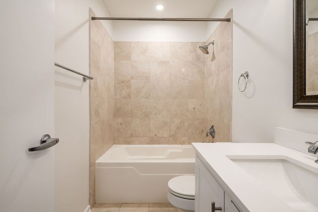 210 S Desplaines Street 402, Chicago, IL 60661