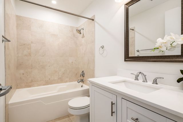 210 S Desplaines Street 402, Chicago, IL 60661
