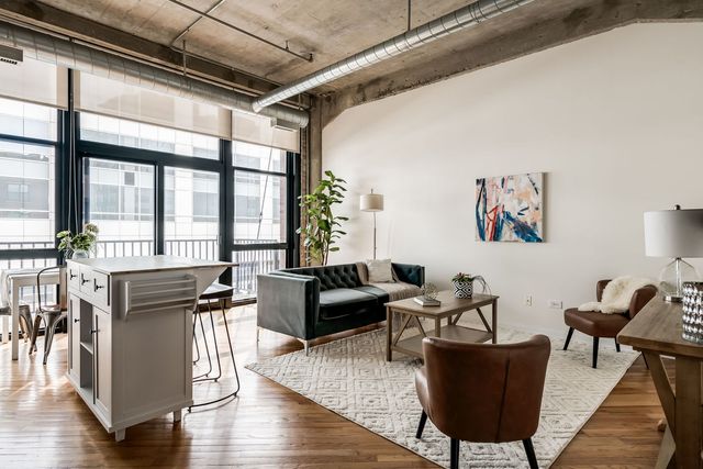 210 S Desplaines Street 402, Chicago, IL 60661