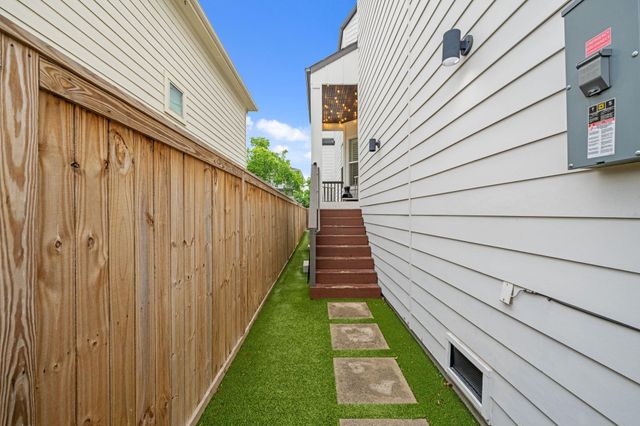 816 E 38th St C, Houston, TX 77022