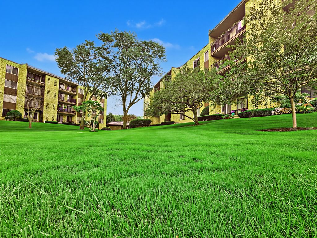 502 W Huntington Commons Road 438, Mount Prospect, IL 60056 — exterior