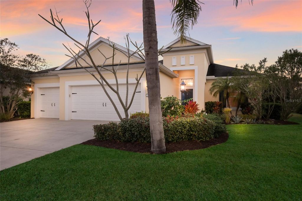 Image 2 of property listing at 12026 FOREST PARK CIRCLE, Bradenton, FL 34211