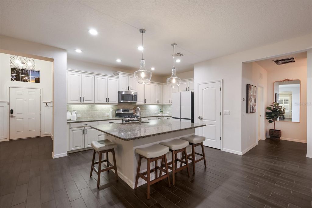 Image 12 of property listing at 12026 FOREST PARK CIRCLE, Bradenton, FL 34211