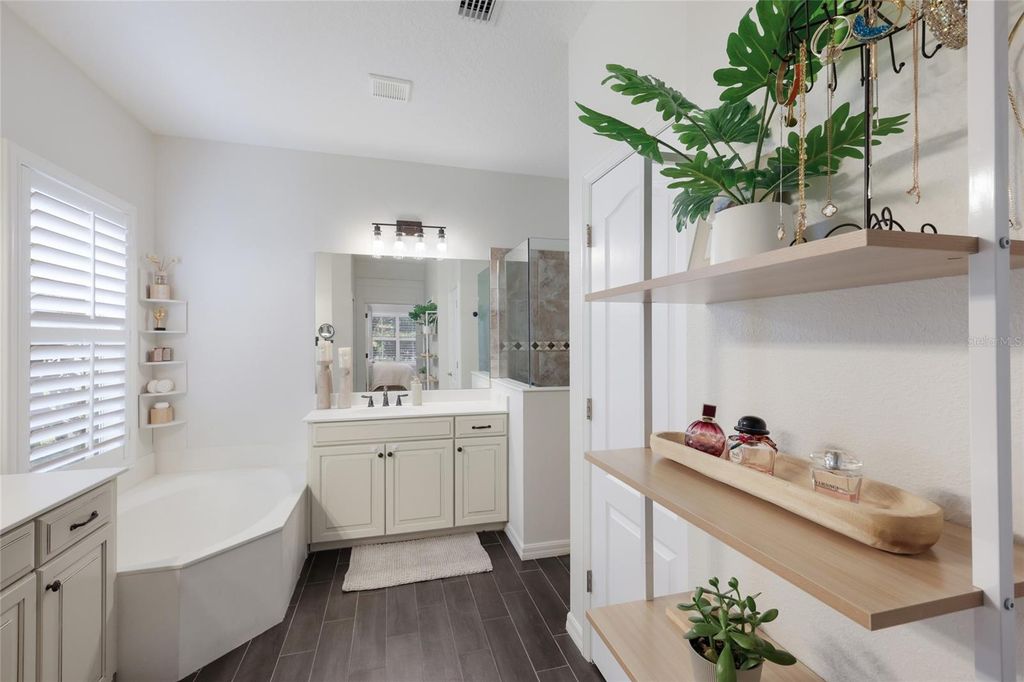 Image 24 of property listing at 12026 FOREST PARK CIRCLE, Bradenton, FL 34211