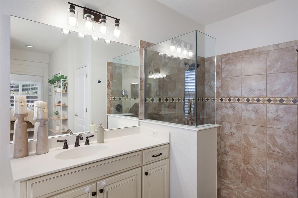 Image 26 of property listing at 12026 FOREST PARK CIRCLE, Bradenton, FL 34211