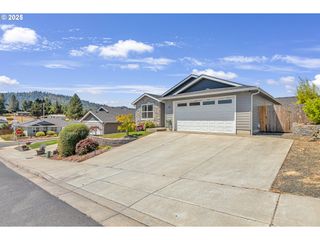 621 Se ROSE RIDGE Dr, Winston, OR 97496