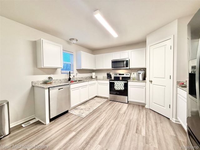 6079 Regency Drive, Burton, MI 48519