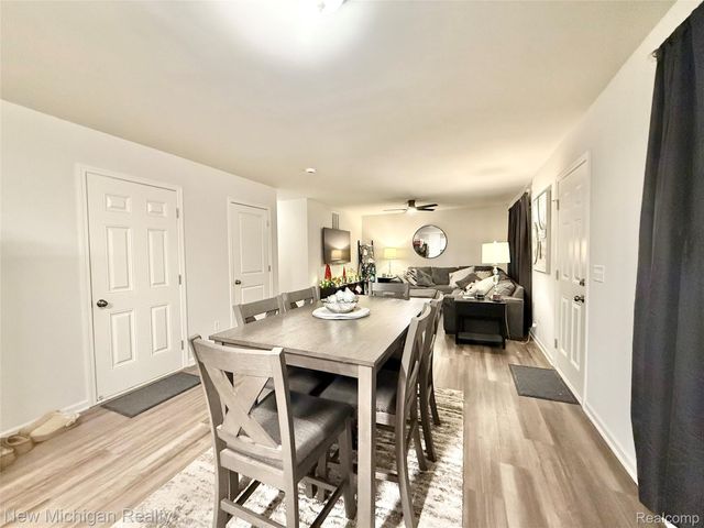 6079 Regency Drive, Burton, MI 48519